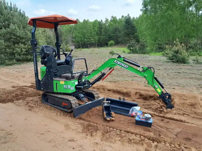 Grüner Kingway NX10 Minibagger mit Zubehör – Kontakt BAGGER Welt Berlin